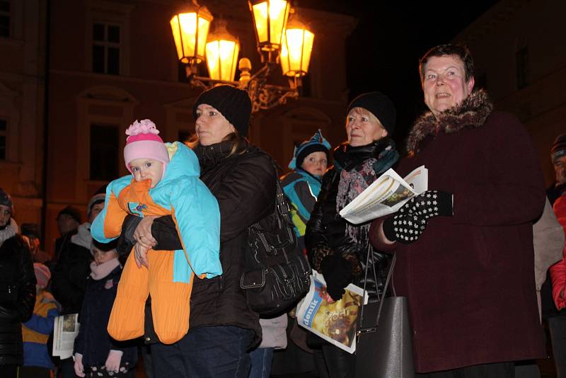 Česko zpívá koledy s Deníkem na Resselově náměstí v Chrudimi