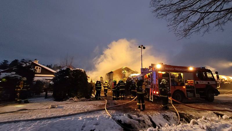 Desítky hasičů likvidovaly požár chaty, škoda je milion korun