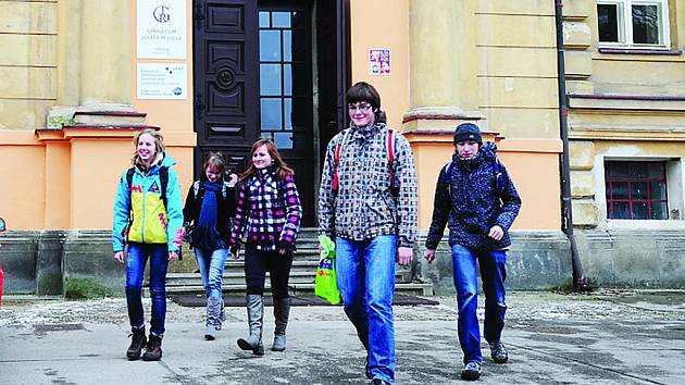 PŘI ODCHODU ze školy hraje chrudimským gymnazistům ve tvářích stejný úsměv, jakým oplývají i žáci základních škol. 