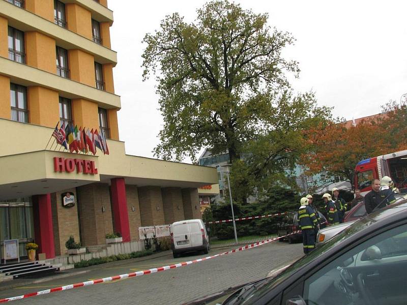 Hasiči zkoumají podezřelý balíček nalezený u vchodu do hotelu Bohemia v Chrudimi.