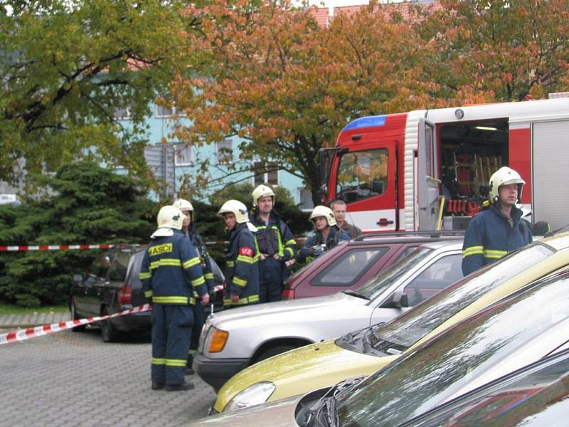 Hasiči zkoumají podezřelý balíček nalezený u vchodu do hotelu Bohemia v Chrudimi.