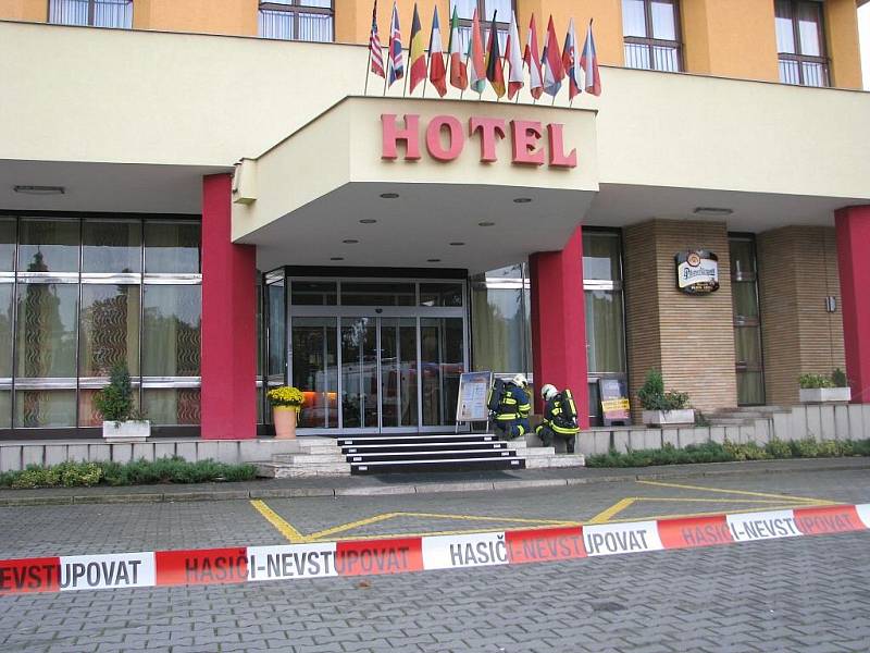 Hasiči zkoumají podezřelý balíček nalezený u vchodu do hotelu Bohemia v Chrudimi.