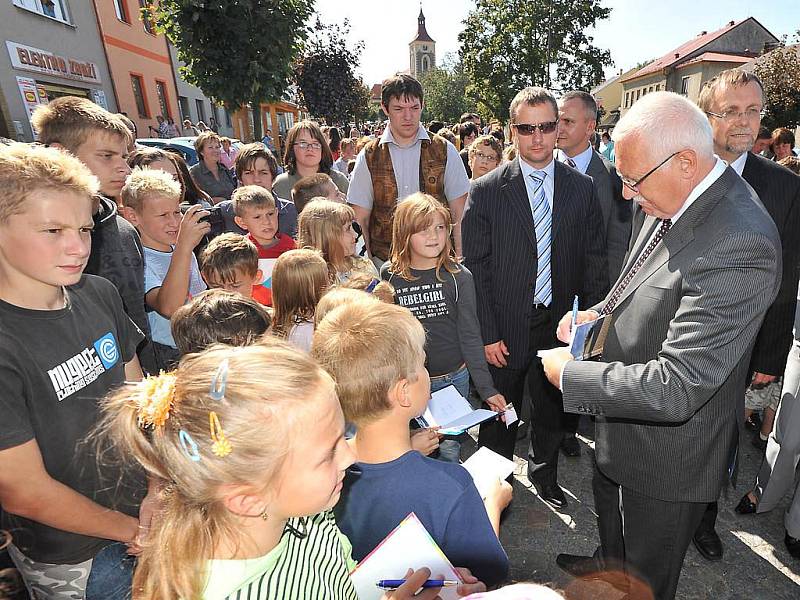 Prezident Václav Klaus s chotí Livií při návštěvě Chrudimska. 