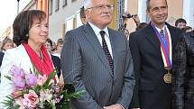 Prezident Václav Klaus s chotí Livií při návštěvě Chrudimska. 