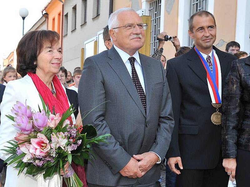 Prezident Václav Klaus s chotí Livií při návštěvě Chrudimska. 