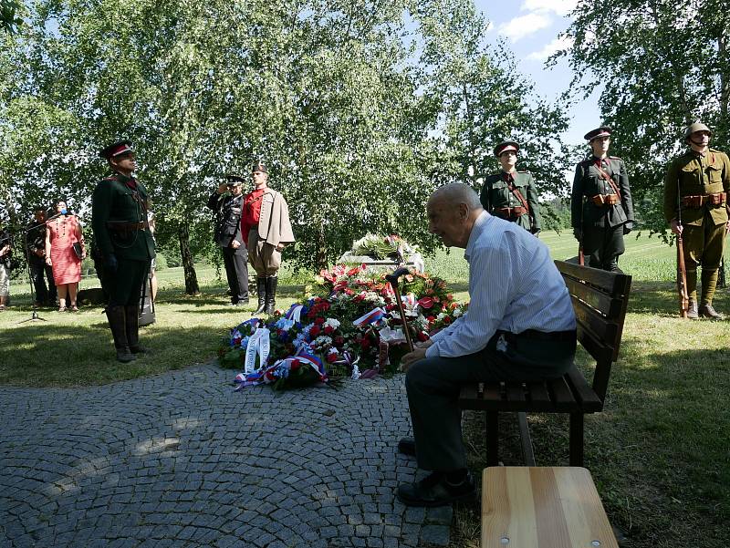 U pomníku vrchního strážmistra Karla Kněze se v pátek odpoledne uskutečnila pietní vzpomínka s položením květinových darů.