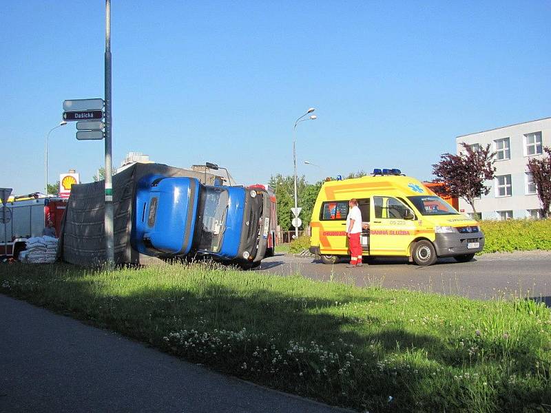 nákladní automobil Avia se převrátil na bok u kruhové objezdu v Chrudimi u supermarketu Lidl.