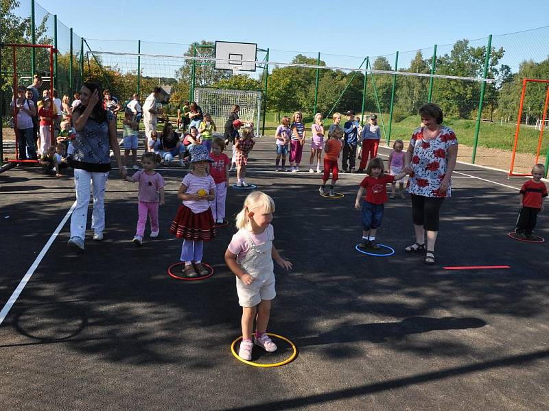 Slavnostní otevření nového hřiště v Bítovanech.