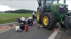 Traktor se srazil s motorkou, policie hledá svědky