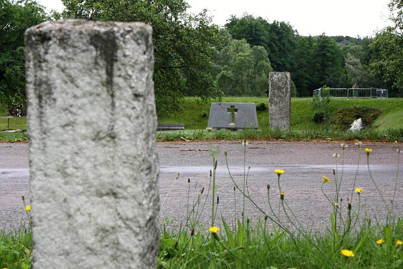 V pietním místě Ležáky na Chrudimsku došlo k propadnutí části hráze rybníka Ležák nad Švandovým mlýnem. Během bouře silný vítr vyvrátil také řadu stromů, část pietního území byla ráno opět zatopená. V Ležákách kromě protržené hráze nic neobvyklého.