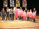 Děti z dramatického kroužku Rozmarýn a žáci Speciální základní školy Chrudim nastudovali představení Krámek s pohádkou.