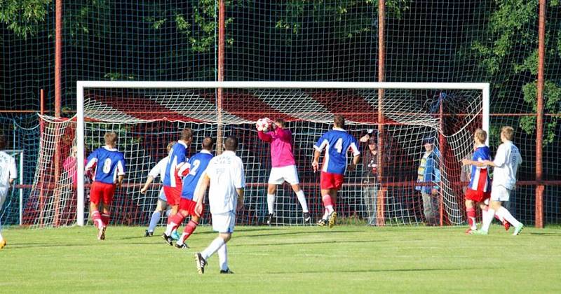 Z utkání I. A třídy ve fotbale Heřmanův Městec - Přelouč 3:0 (1:0).