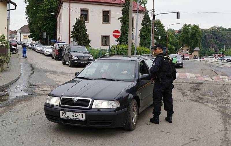 Chrudimští dobrovolní hasiči pomáhají v povodněmi postižených Štěchovicích u Prahy.