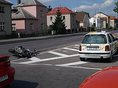 Posádka motocyklu vyvázla při hrozivě vyhlížející nehodě bez zranění.