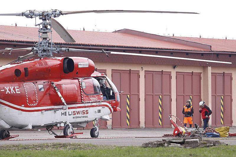 Vrtulník Kamov mění anténu na vysílači v Krásném.