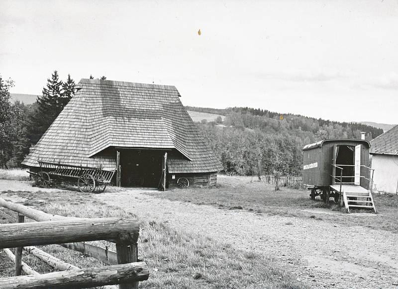 Polygonální stodola a maringotka