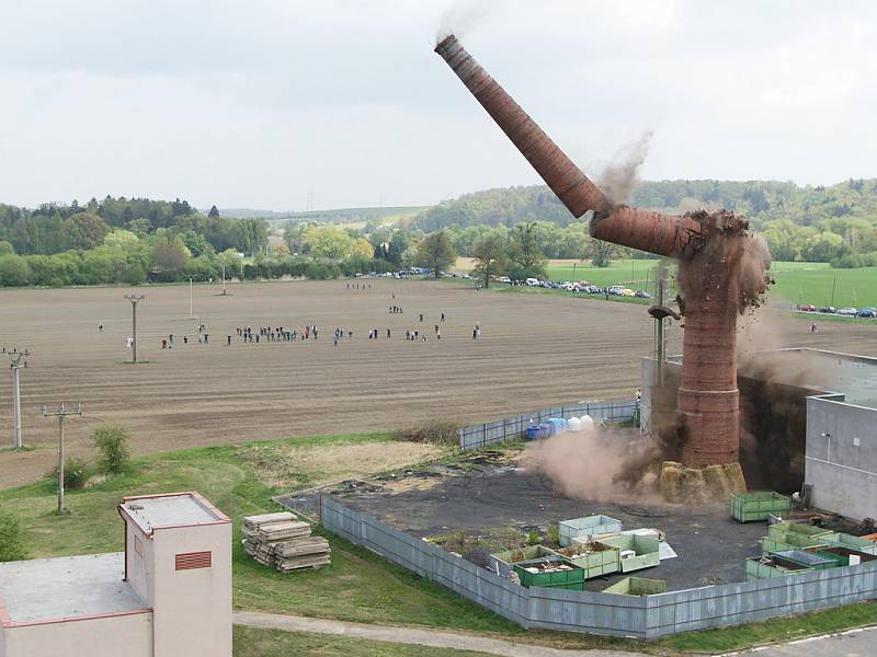 V Heřmanově Městci byl krátce před pravým polednem odstřelen nepoužívaný teplárenský komín. 