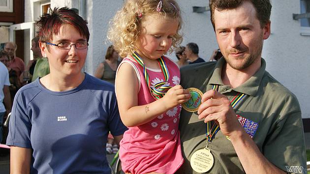 Michala Tichého ze Slatiňan uvítala po příjezdu jeho manželka a dcera Eliška, které se tatínkova zlatá medaile očividně moc líbila.