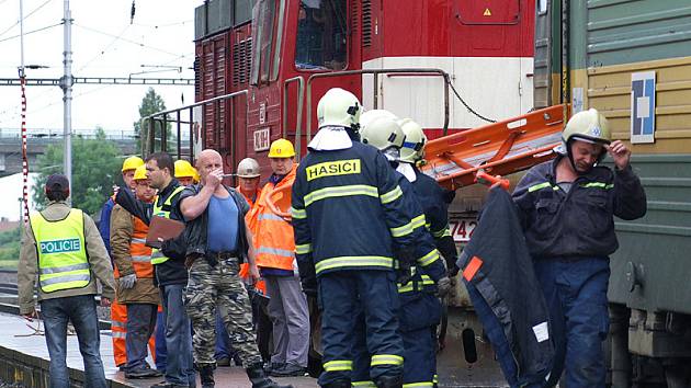 Po srážce vlaku s lokomotivou v Moravanech zemřel strojvedoucí.