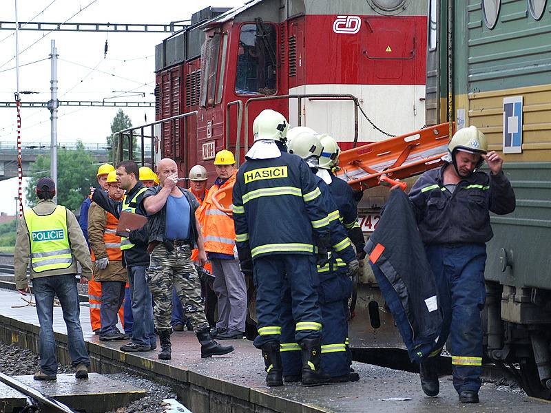 Po srážce vlaku s lokomotivou v Moravanech zemřel strojvedoucí.