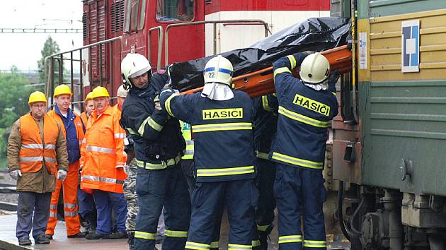 Po srážce vlaku s lokomotivou v Moravanech zemřel strojvedoucí.