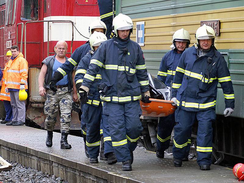 Po srážce vlaku s lokomotivou v Moravanech zemřel strojvedoucí.