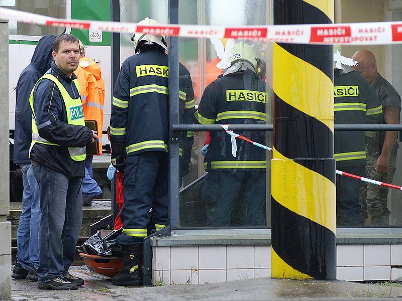 Po srážce vlaku s lokomotivou v Moravanech zemřel strojvedoucí.