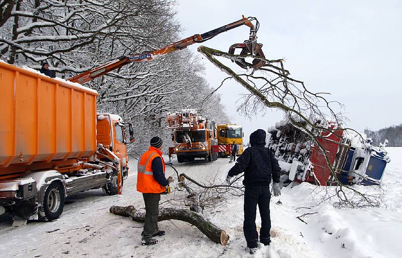 Vyprošťování stounového jeřábu mezi Sečí a Chotěnicemi zabralo hodiny.