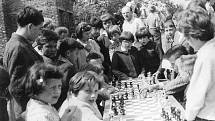 1963 zi domácími vlasatými šachisty vyčnívá Karel Flídr, trenér ze Skutče.