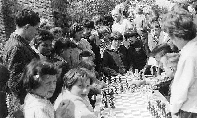 1963 zi domácími vlasatými šachisty vyčnívá Karel Flídr, trenér ze Skutče.