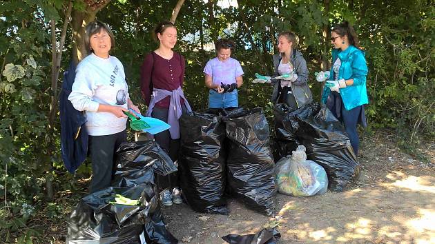 Dobrovolníci nasbírali sedmnáct pytlů odpadků