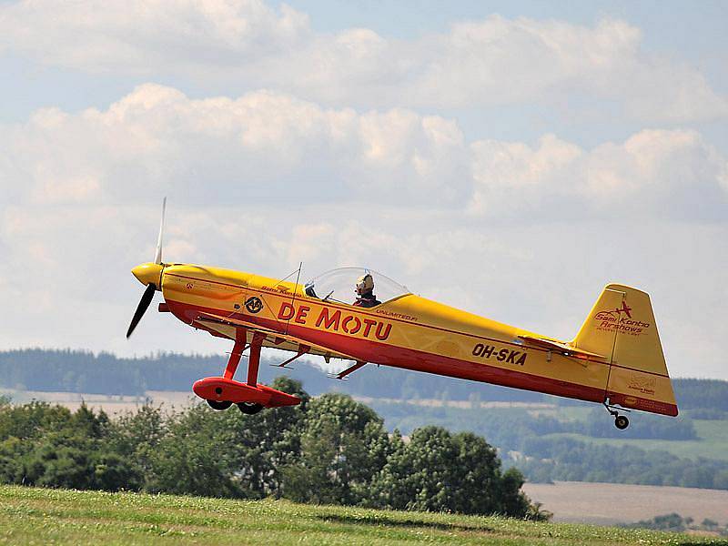 Na letišti ve Skutči probíhá nominační soutěž pilotů skupiny Red Bull. 