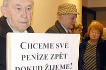 Podvedení klienti chrudimské společnosti Progres Invest v září roku 2006 na chodbě Krajského soudu v Hradci Králové při dlouhém projednávání případu půlmiliardového podvodu.
