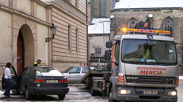 Nově otevřený jízdní pruh pro vjezd do podzemních garáží Balustrády si vyžádal zrušení dosavadních parkovacích stání. Strážníci musí na místě hlídat špatně parkující řidiče. 