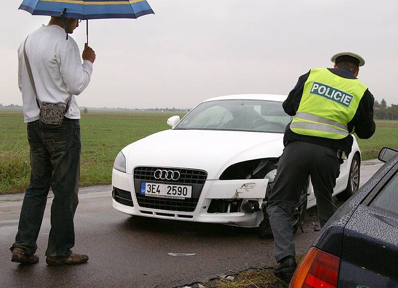 Srážka audi a VW se naštěstí obešla bez zranění osob.