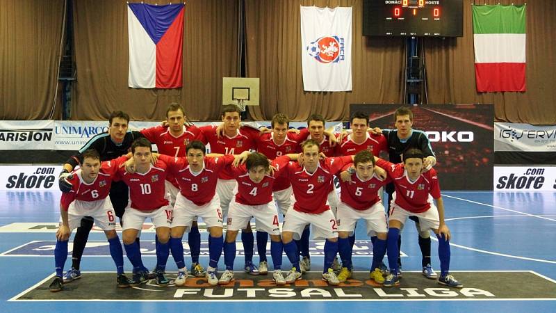 Česká futsalová reprezentace před střetnutím s Itálií.