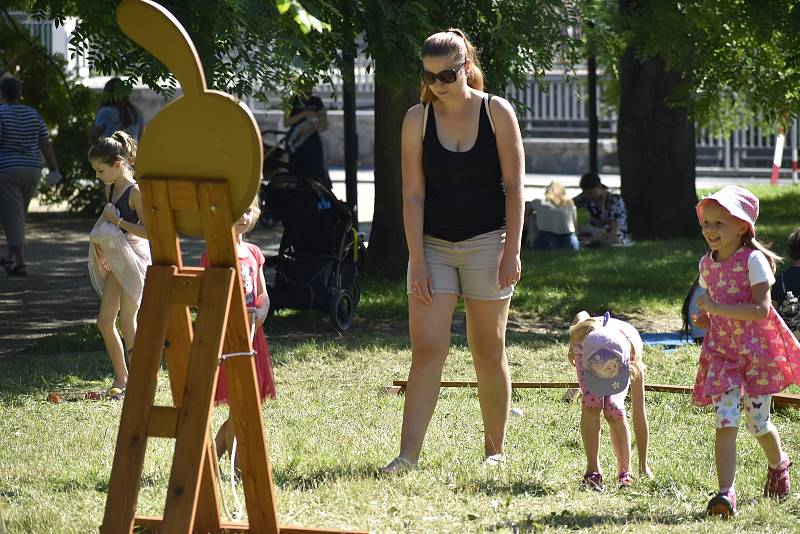 Zatímco děti si na Loutkářské Chrudimi užívají například dřevěnou dílnu, dospělí nepohrdnou divadelním představením nebo večerním koncertem v letním kině.