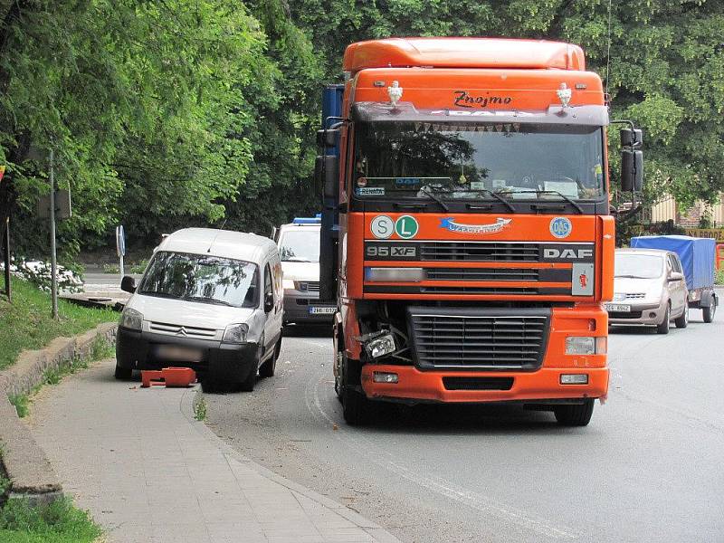 Srážka automobilu a náklaďáku v Čáslavské ulici v Chrudimi 1. června kolem půl čtvrté.