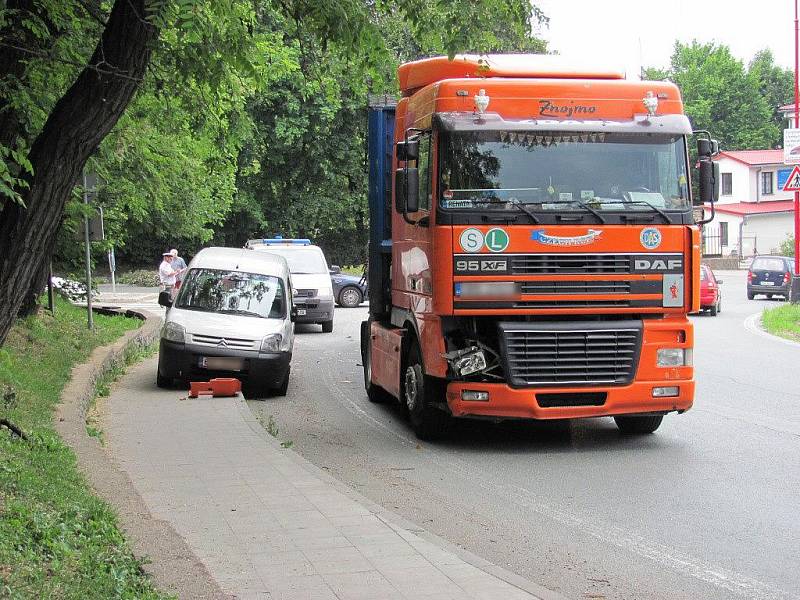 Srážka automobilu a náklaďáku v Čáslavské ulici v Chrudimi 1. června kolem půl čtvrté.