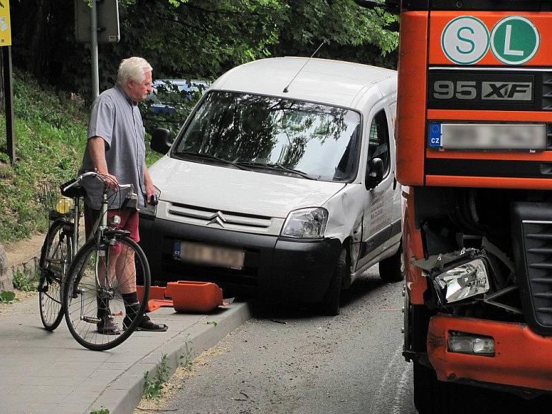 Srážka automobilu a náklaďáku v Čáslavské ulici v Chrudimi 1. června kolem půl čtvrté.