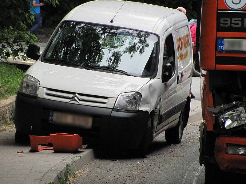 Srážka automobilu a náklaďáku v Čáslavské ulici v Chrudimi 1. června kolem půl čtvrté.