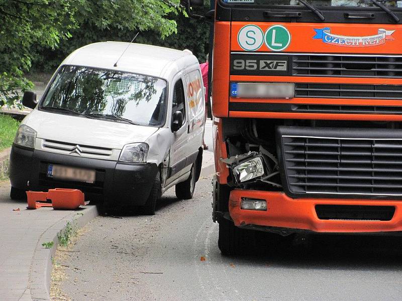 Srážka automobilu a náklaďáku v Čáslavské ulici v Chrudimi 1. června kolem půl čtvrté.