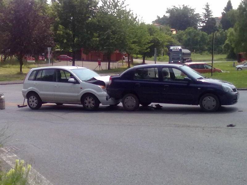 Srážka dvou osobních automobilů v Čáslavské ulici v Chrudimi 1. června v poledne.