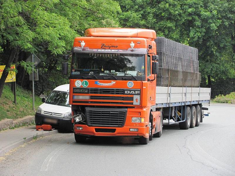 Srážka automobilu a náklaďáku v Čáslavské ulici v Chrudimi 1. června kolem půl čtvrté.