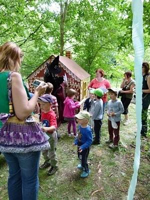 Na žumbereckém hradě a podhradí se v sobotu konal už tradiční Pohádkový les. Tentokrát s rekordní účastí dětí a rodičů.