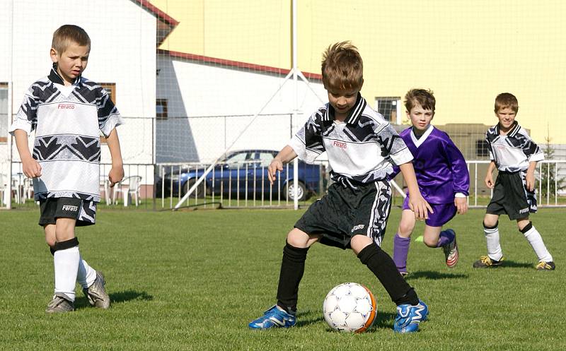 Turnaj fotbalových přípravek v Chrudimi: SK Chrudim - Svratouch (ve fialovém).