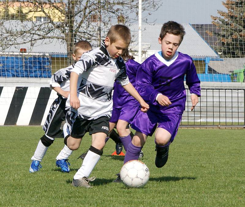 Turnaj fotbalových přípravek v Chrudimi: SK Chrudim - Svratouch (ve fialovém).