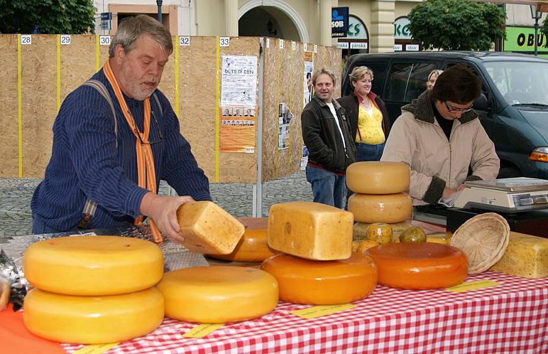 HOLANDSKÝ JARMARK na chrudimském náměstí v sobotu pokazilo deštivé počasí. Holandští přátelé z partnerského města Ede přivezli kromě tradičních sýrů také holandská jídla, pivo, ryby, sladkosti atd. Představili jejich kulturu či práci s dětmi. 