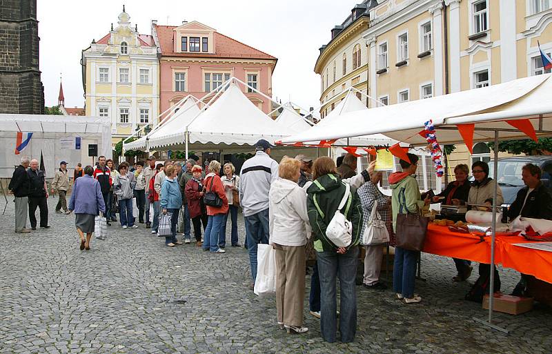 HOLANDSKÝ JARMARK na chrudimském náměstí v sobotu pokazilo deštivé počasí. Holandští přátelé z partnerského města Ede přivezli kromě tradičních sýrů také holandská jídla, pivo, ryby, sladkosti atd. Představili jejich kulturu či práci s dětmi. 