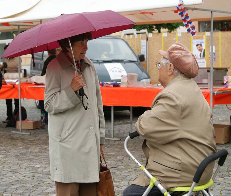 HOLANDSKÝ JARMARK na chrudimském náměstí v sobotu pokazilo deštivé počasí. Holandští přátelé z partnerského města Ede přivezli kromě tradičních sýrů také holandská jídla, pivo, ryby, sladkosti atd. Představili jejich kulturu či práci s dětmi. 